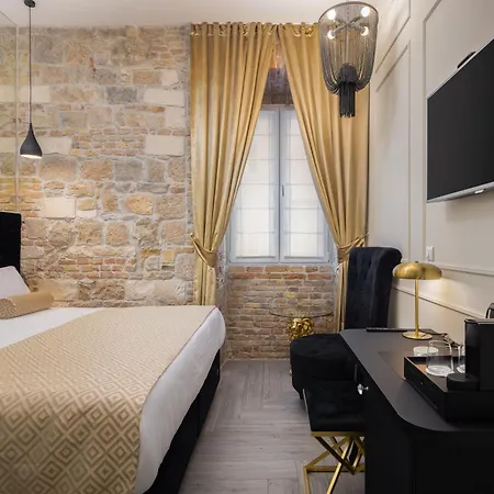 Гостевой дом Luxury Golden Palace Citycentre Right Next To Diocletian's Palace
