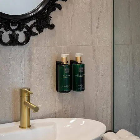 Гостевой дом Luxury Golden Palace Citycentre Right Next To Diocletian's Palace Сплит