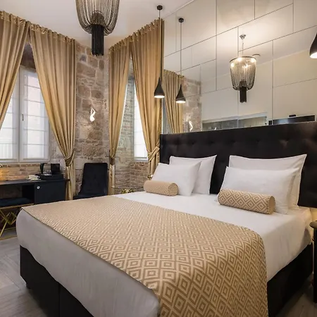 Гостевой дом Luxury Golden Palace Citycentre Right Next To Diocletian's Palace Сплит